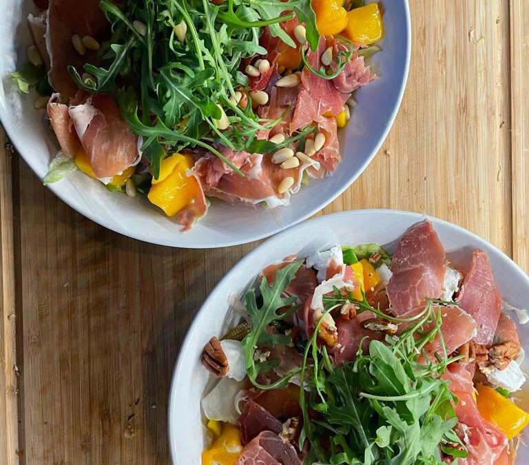 Frisse salade met mango & parmaham